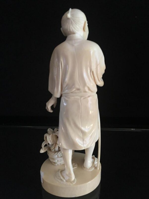 19th Century Ivory Okimono representing a Peasant - Image 3
