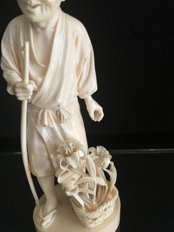 19th Century Ivory Okimono representing a Peasant - Image 4