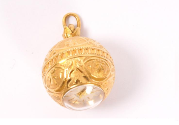 Beautiful Chiseled Gold Watch Pendant - Image 4