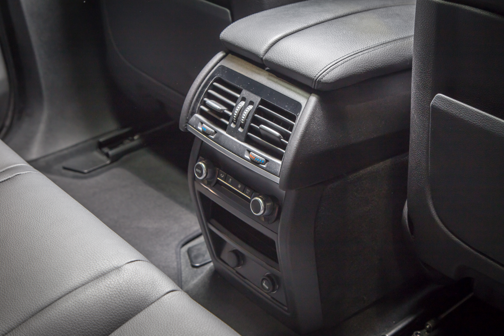 2015 BMW - X6 X Drive 50I - Image 9